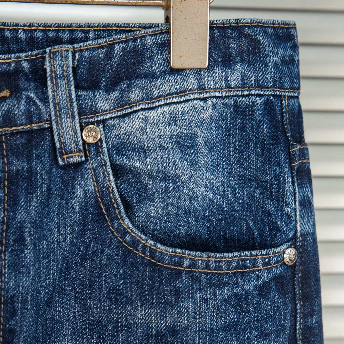 P260 Chrome Hearts Miami-limited blue pants, blue leather cross couple jeans, hot trend this season, sought after by countless celebrities and fashionistas. The neat details of the cutting process add color to the playful fashion! The neat and meticulous design, and the well-fitting structure is unique. The upper body not only has outstanding recognition, but also looks younger and younger. A style with the ultimate wearing meaning and performance, gorgeous color matching, and the craftsmanship of this style is also extremely extraordinary. After the finished product is washed, it is disassembled and hand-made with sheepskin cross leather and then spliced ​​together to complete. The whole piece has too many craftsmanship to describe. It is decorated with patchwork cross flowers and high-waisted washed jeans! ! Absolutely high-end luxury product, a god-level single product, a super popular product, made by top heavy industry, a magic weapon that cannot be missed to hit the streets. Style number: 1832 Size: 28 30 32 34 36 Color: blue